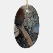 Het vuile water stroomt uit een bruine roestrioolb keramisch ornament (Rechts)