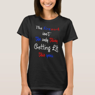 Het vuurwerk is het enige dat zo verlicht wordt t-shirt