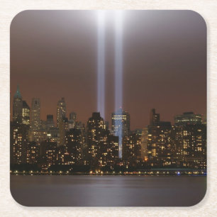 Het wereldhandelscentrum in New York in het licht. Vierkante Kartonnen Onderzetter