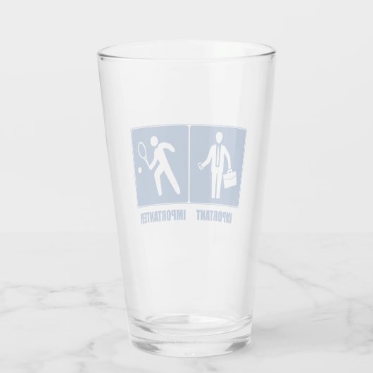 Het werk is belangrijk, tennis is belangrijk glas (Achterkant)