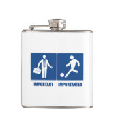 Het werk is belangrijk, voetbal is belangrijk heupfles (Voorkant)