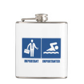 Het werk is belangrijk, zwemmen is belangrijk heupfles (Voorkant)