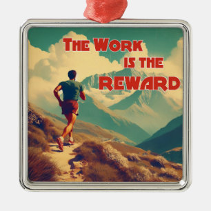 Het werk is de Reward Runner Mountains Metalen Ornament