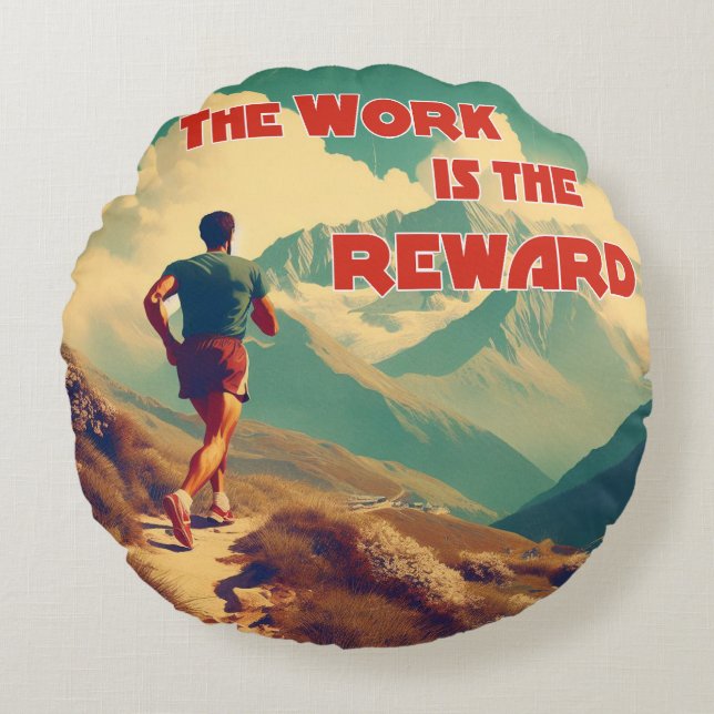 Het werk is de Reward Runner Mountains Rond Kussen (Voorkant)