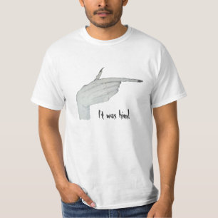 Het wijzen van een enge monsterhand met een leuke t-shirt