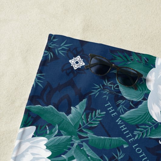 Het witte Lotus Midnight Lotus patroon Strandlaken (In situ)