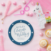 Het witte manuscript van de weddenschap en blauwe papieren bordje (Feest)