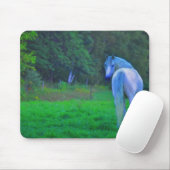 Het witte paard in het veld bij Midnight Art Mouse Muismat (Met muis)