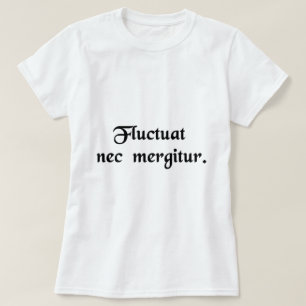 Het wordt door de golven geworpen maar het zinkt n t-shirt