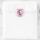 Het wordt een pap roze ronde sticker (Tas)