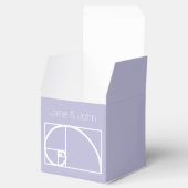 Het wordt opgeteld in Lavendel Favor Box Bedankdoosjes (Geopend)