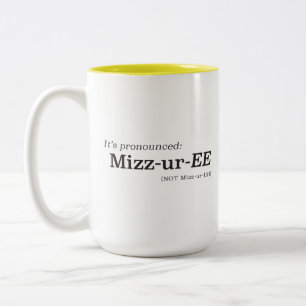 Het wordt uitgesproken als Mizz-ur-EE, niet Mizz-u Tweekleurige Koffiemok