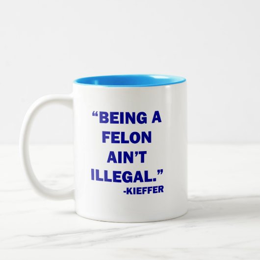 "Het zijn van een Felon Ain't Illegal" Mok (Links)