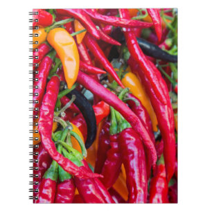 hete chilipepers op de boerenmarkt in Madison Notitieboek