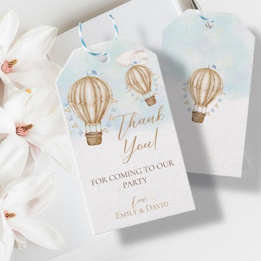 Hete lucht bruine ballonnen blauwe vlaggen wolken cadeaulabel