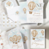 Hete lucht bruine ballonnen blauwe vlaggen wolken cadeaulabel