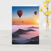Hete luchtballonnen in de ochtend mist verjaardag kaart (Gele Bloem)
