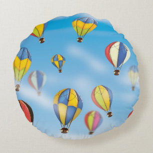 hete luchtballonnen rond kussen