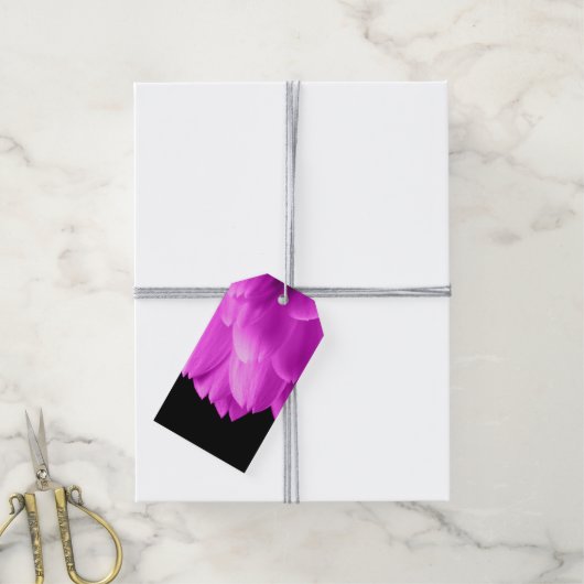 Hete roze bloemblaadjes op zwart cadeaulabel (Met Touw)