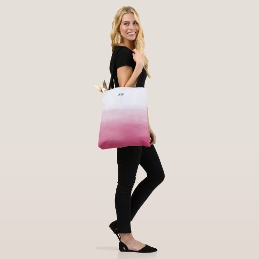Hete Roze Waterverf Ombre Modern Monogram Draagtas (Op model)