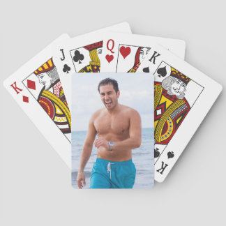 Hete vent loopt strand sexy shirtloos gespierde ma pokerkaarten