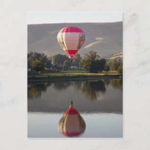 Heteluchtballon boven de Yakima rivier Briefkaart