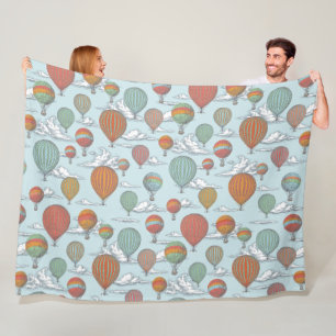heteluchtballonnen en bewolkte achtergrond van de fleece deken
