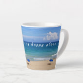 Heureux à la plage / Mer et sable Mug à latte (Angle droit)