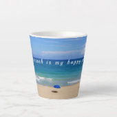 Heureux à la plage / Mer et sable Mug à latte (Devant)