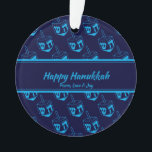 HEUREUX HANOUKKA Customisé Dreidel Blue Cyan<br><div class="desc">Un décor élégant et élégant pour votre décor HANOUKKA. La conception affiche une impression de rêve cyan dans un motif carrelé avec un texte d'espace réservé personnalisable que vous pouvez remplacer par votre propre choix de salutation et de texte. Les couleurs sont bleu nuit et cyan. D'autres versions sont disponibles....</div>