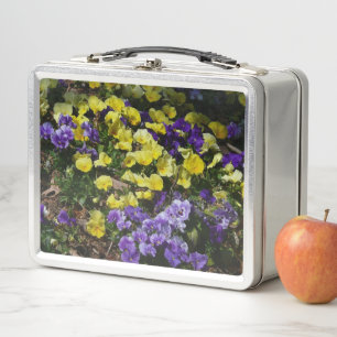 Heuvel met paarse en gele viooltjes