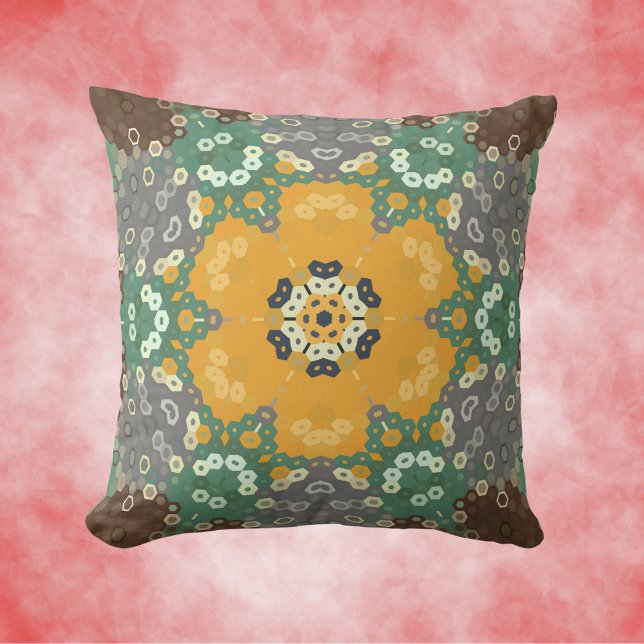 Hex Mandala Geel Blauwgroen en Bruin Kussen (Yellow Teal and Brown Hexagon Mandala Throw Pillow by Wormhole Orbital.)