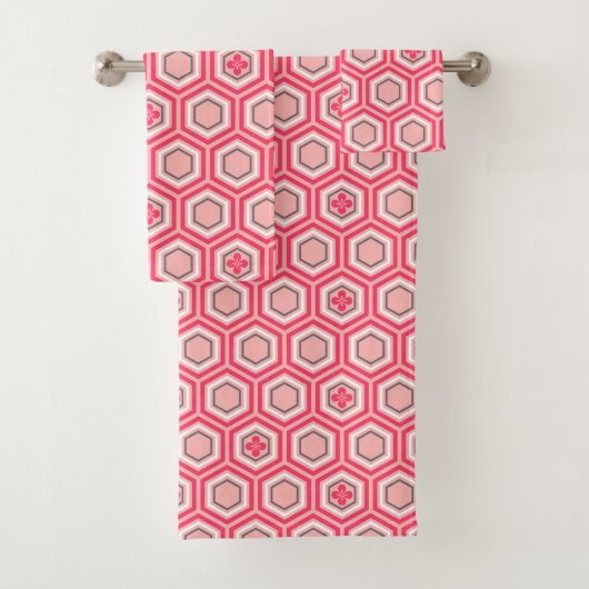 Hexagonal Kimono Print, Coral Pink and White (En situation)