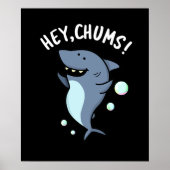 Hey Chums Funny Toothy Shark Pun Dark BG Poster (Voorkant)
