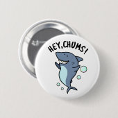 Hey Chums Funny Toothy Shark Pun Ronde Button 5,7 Cm (Voorkant /achterkant)