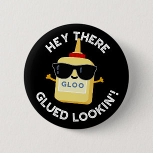 Hey daar Glued Lookin Funny Glue Pun Dark BG Ronde Button 5,7 Cm