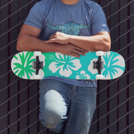 Hibiscus on Blue Green Skateboard (Buiten 3)