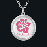 Hibiscus rose Fleur Bridesmaid Collier cadeau<br><div class="desc">Le collier présente une illustration originale d'une fleur d'hibiscus hawaïen rose tropical,  et le BRIDESMAID dans une police amusante. Un cadeau parfait pour vos demoiselles d'honneur !</div>