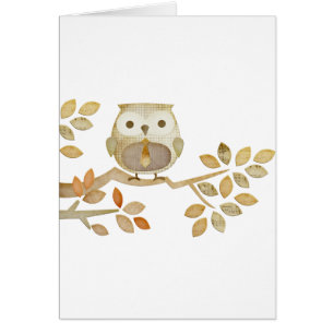 Hibou avec la cravate dans l'arbre