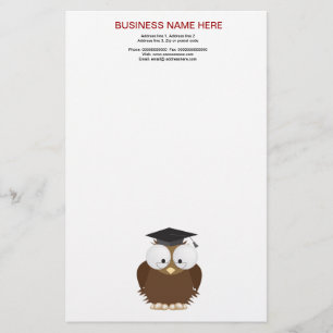 Hibou d'école avec la papeterie de panneau de