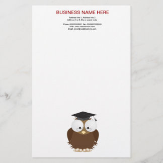 Hibou d'école avec la papeterie de panneau de