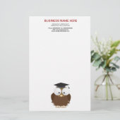 Hibou d'école avec la papeterie de panneau de (Debout devant)