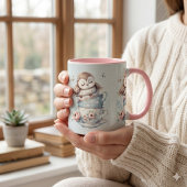 Hibou endormi dans des tasses à thé florales empil