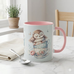 Hibou endormi dans des tasses à thé florales empil