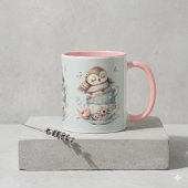 Hibou endormi dans des tasses à thé florales empil