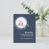 Hibou mignon rose dans le Merci de clair de lune (Debout devant)