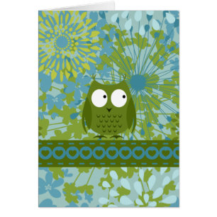 Hibou mignon sur le ruban de coeur avec le motif