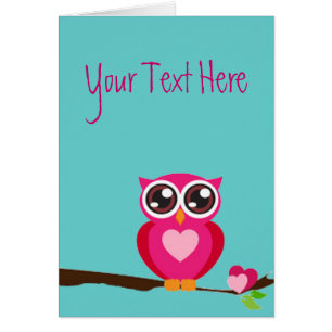 Hibou rose sur la branche d'arbre