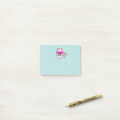 Hibou rose sur les notes de post-it personnalisées (Sur un bureau)