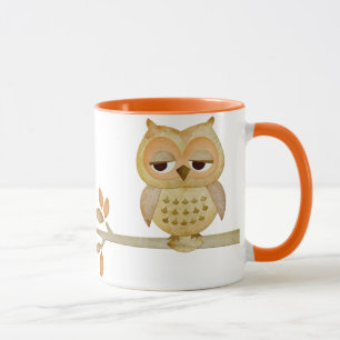 Hibou somnolent dans la tasse d'arbre